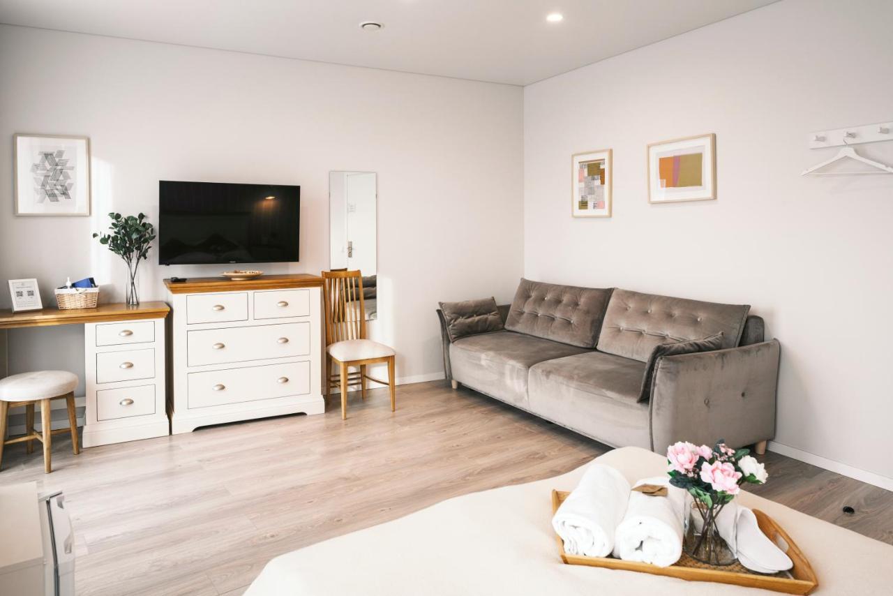 J14A I Rooms & Apartments Automated Self Check-In Вильнюс Экстерьер фото